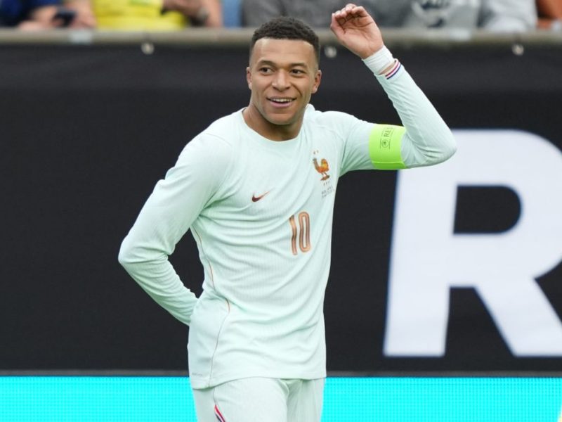 Kylian Mbappe lidera a vitória da França por 2 a 1 sobre o Brasil em amistoso, apesar de estar com um jogador a menos