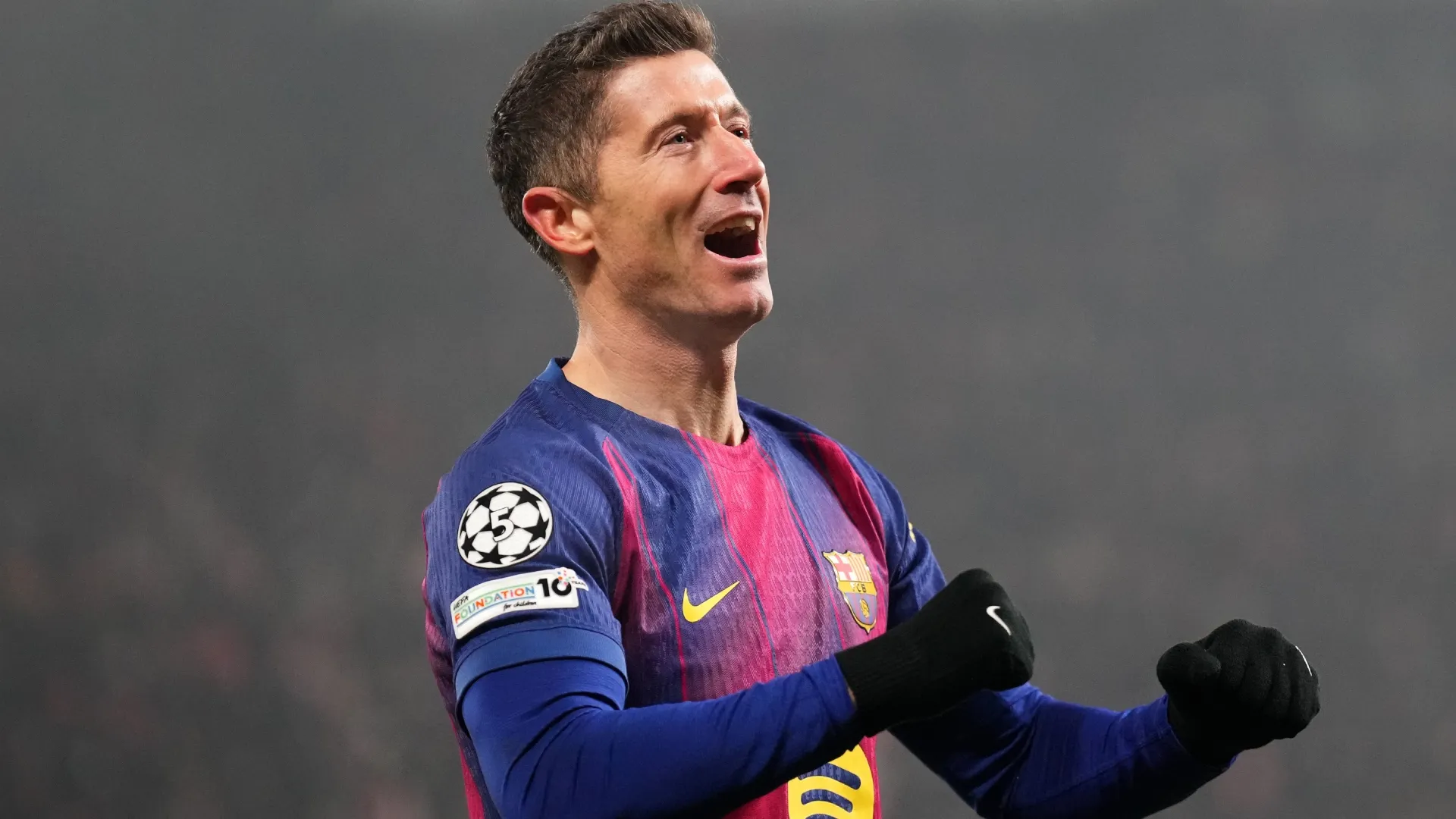Robert Lewandowski, do Barcelona, ​​comemorando