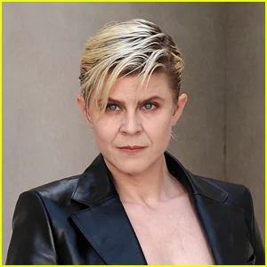 Letra de 'Blow My Mind': Robyn reformula a música de 2002 para ser sobre seu filho e sua vida amorosa