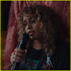 Letra de 'Iloveitiloveitiloveit': Bella Kay atinge o primeiro hit da Billboard Hot 100 enquanto a música se torna viral no TikTok