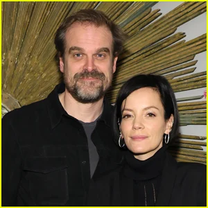 Lily Allen usa vestido feito de recibos de supostas compras de outras mulheres enquanto apresenta o álbum de separação de David Harbor em turnê