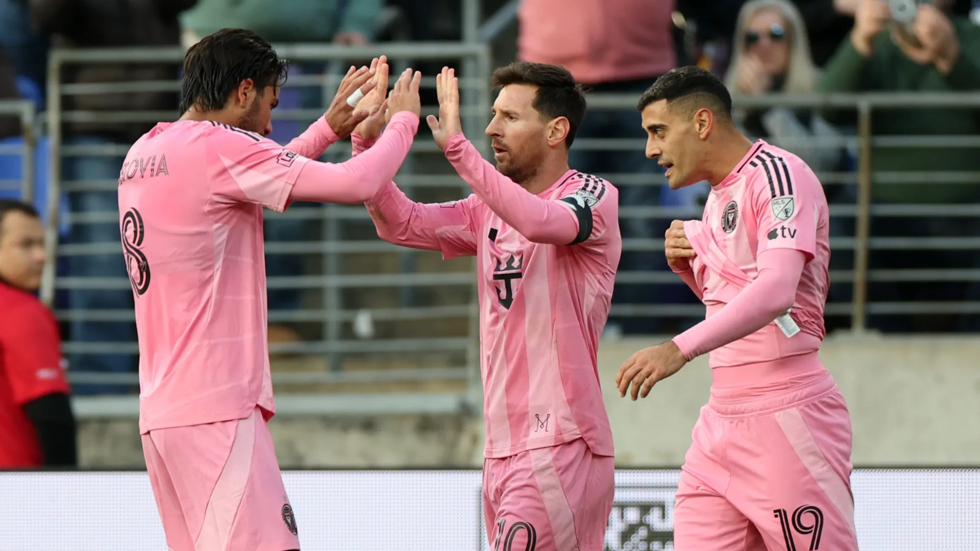 Lionel Messi nº 10 do Inter Miami CF comemora gol contra o DC United.