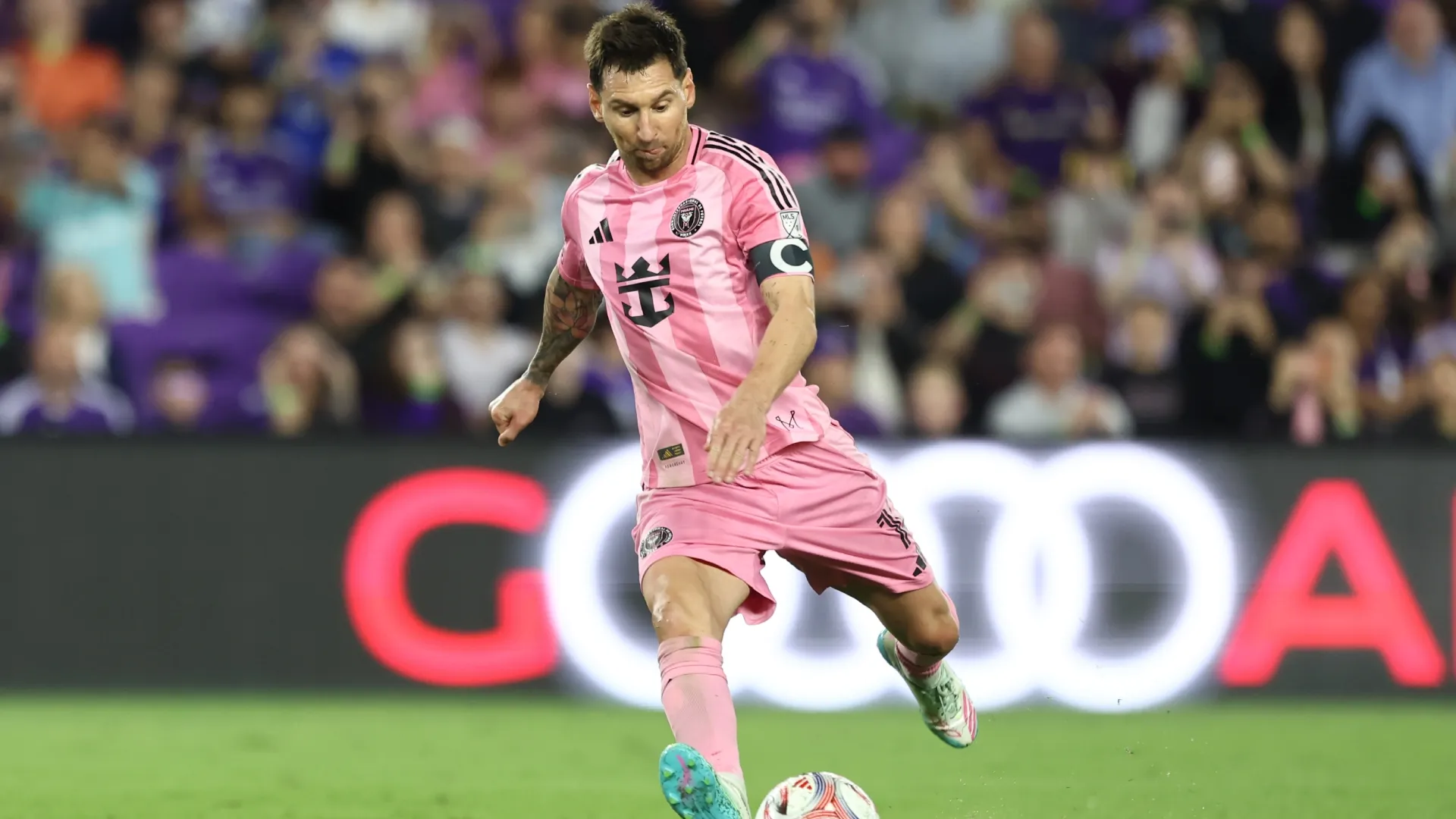Lionel Messi #10 do Inter Miami CF marca uma falta contra o Orlando City SC.