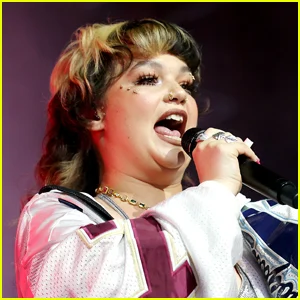 Lola Young fala sobre o vício em cocaína após colapso no palco e fuga dos holofotes