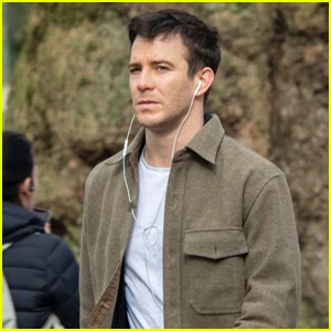 Luke Thompson, de Bridgerton, visto após o encerramento do tour de imprensa da 4ª temporada