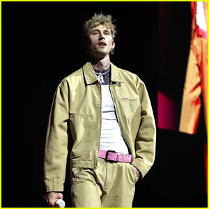 Machine Gun Kelly Fan cai do palco depois de dançar com ele, mas diz que está ‘bem’