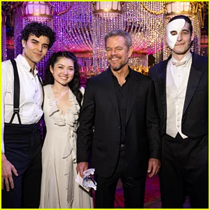Matt Damon assiste ao imersivo show 'Phantom' 'Masquerade' na cidade de Nova York!