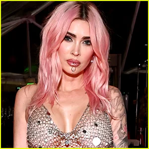 Megan Fox retorna ao Instagram com uma série de fotos atrevidas, MGK deixa comentários sedutores