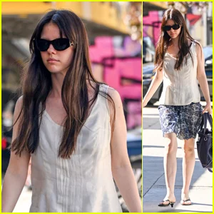 Mia Goth sai em Los Angeles logo após a segunda prisão do ex Shia LaBeouf