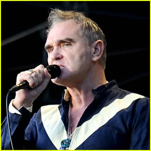Morrissey cancela show na Espanha devido à 'privação de sono' e culpa o hotel por ser um 'inferno indescritível'