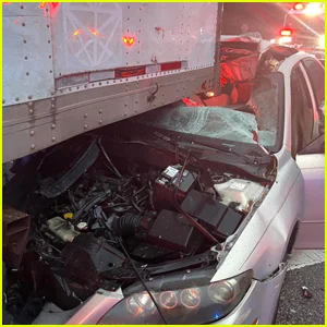 Motorista 'milagrosamente' vivo após bater o carro em um caminhão. Polícia compartilha fotos horríveis para provar um ponto