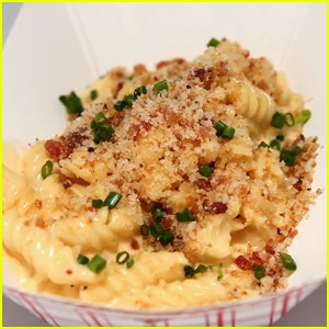 Mulher acusada de 'ser infantil por causa de macarrão' pela família quer saber se é realmente tão sério