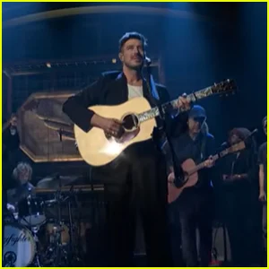 Mumford & Sons apresentam músicas no 'SNL' com Hozier e Sierra Ferrell