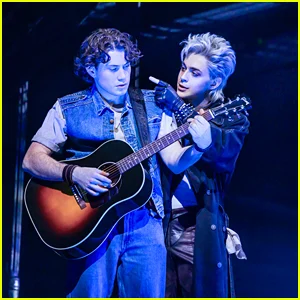 Musical 'The Lost Boys' da Broadway estreia fotos iniciais enquanto as apresentações começam em Nova York