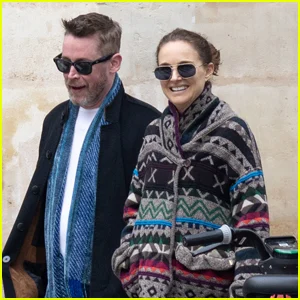 Natalie Portman encontra-se com seu amigo de longa data Macaulay Culkin para um dia de passeio em Paris