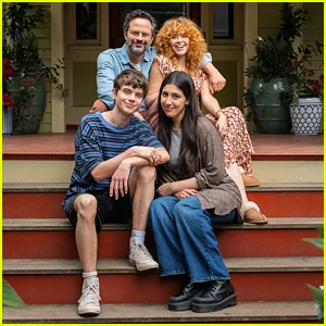 Netflix compartilha novo visual de Natasha Lyonne, Sadie Sandler, Nick Kroll e mais no filme de comédia ‘Roommates’