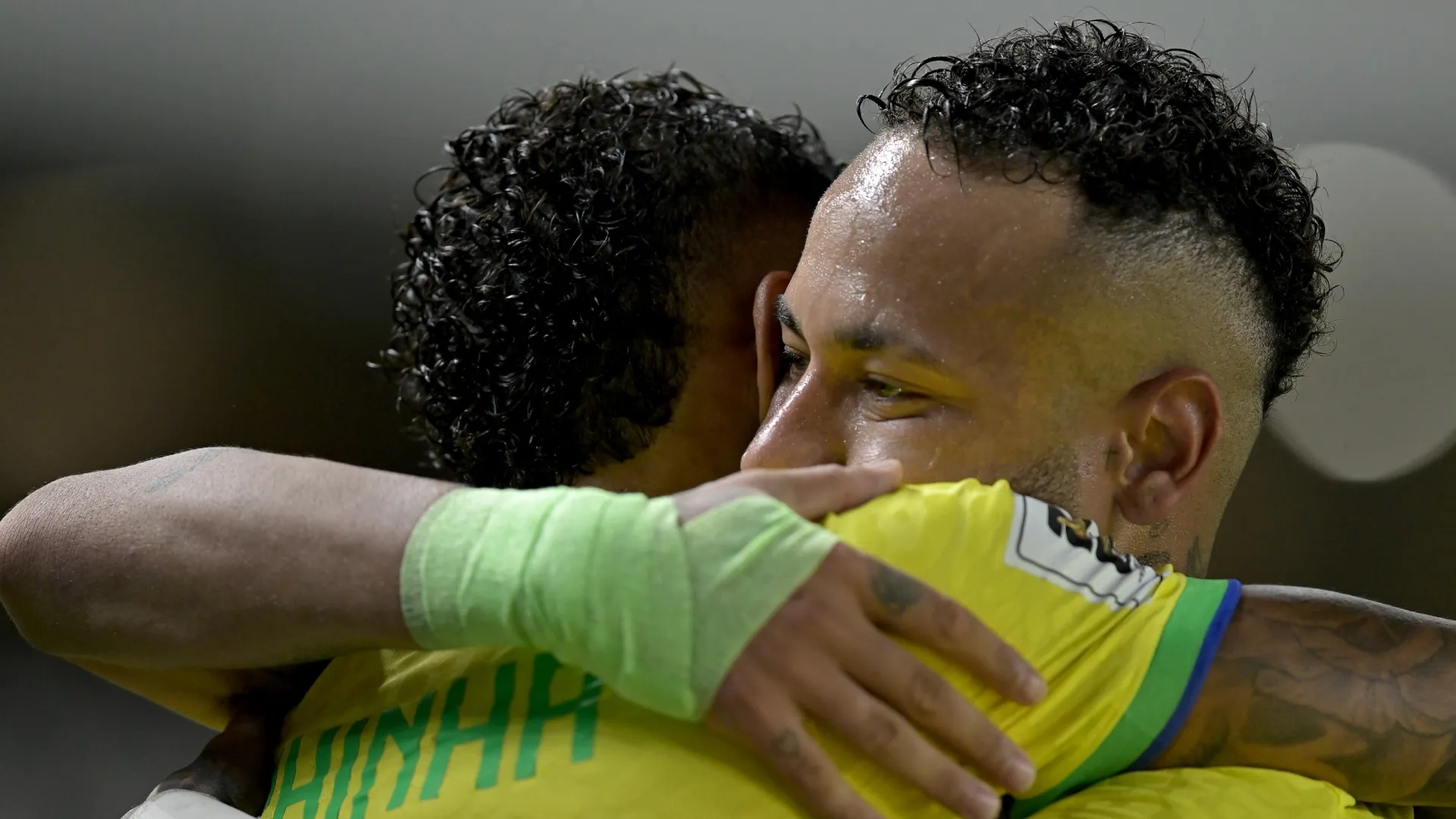 Raphinha comemora com Neymar Jr. do Brasil.