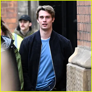 Nicholas Galitzine é visto no cenário falso de Nova York para as filmagens de 'Red, White, & Royal Wedding' na Inglaterra