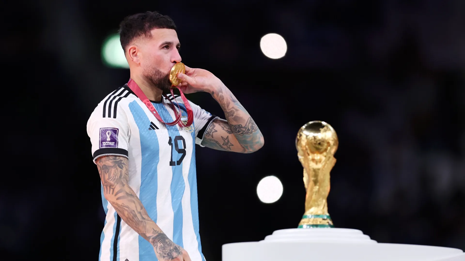 Nicolas Otamendi, da Argentina, beija a medalha dos vencedores da Copa do Mundo FIFA Qatar 2022.