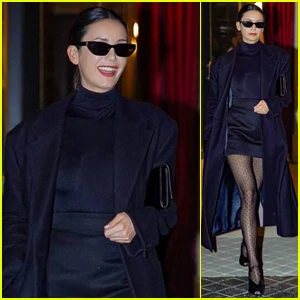 Nina Dobrev atordoa no Midnight Blue Ensemble enquanto janta em Paris
