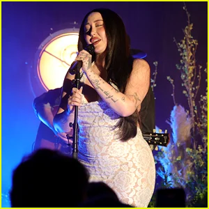 Noah Cyrus responde à postagem do TikTok chamando-a de 'ainda bonita, mas diferente' após a transformação