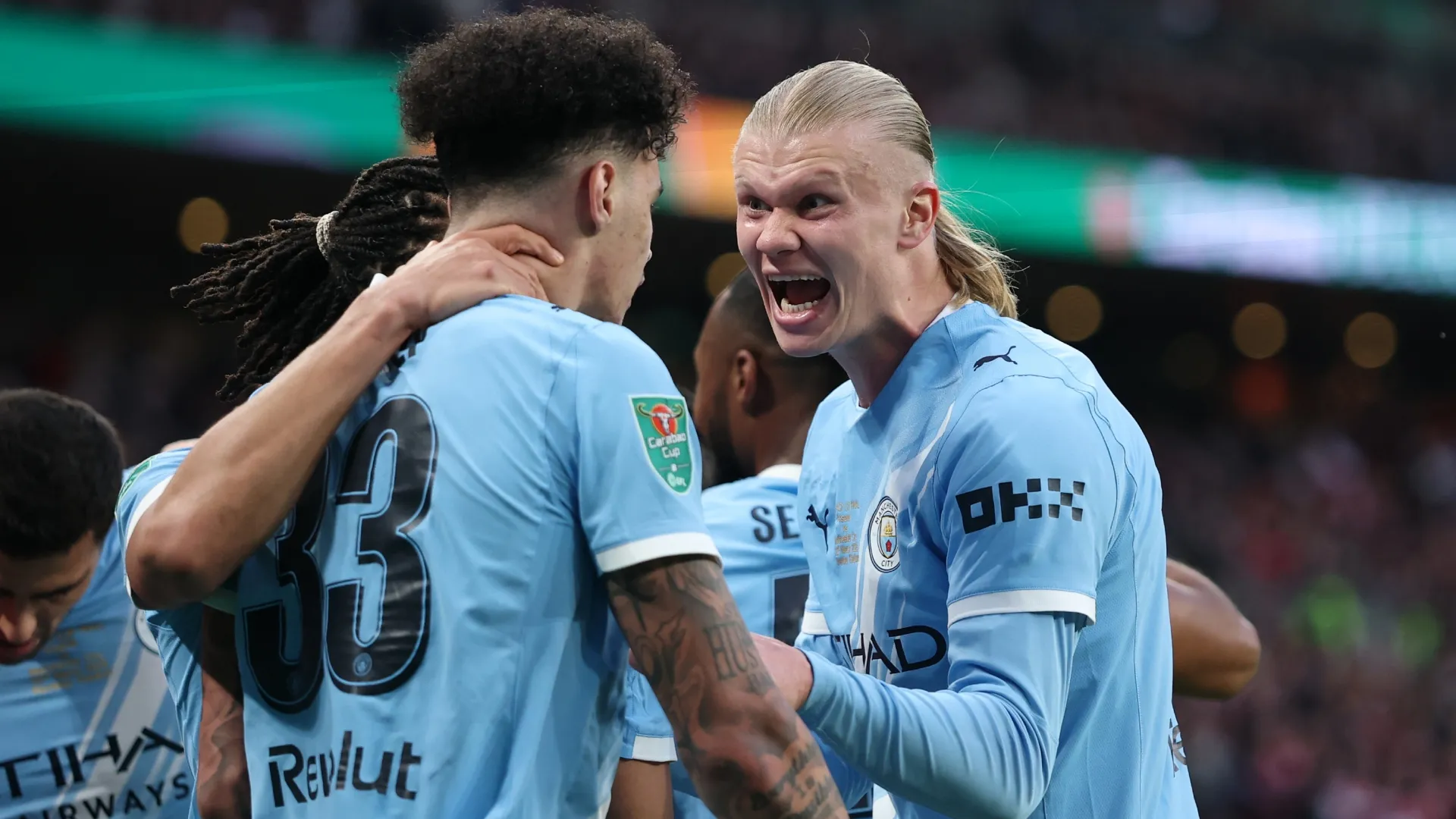 Nico O'Reilly, do Manchester City, comemora o primeiro gol de seu time com Erling Haaland.