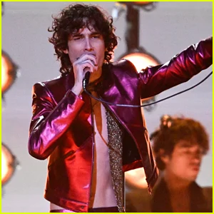 O ataque de Sombr no palco no Brit Awards de 2026 confirmado para ser uma façanha encenada