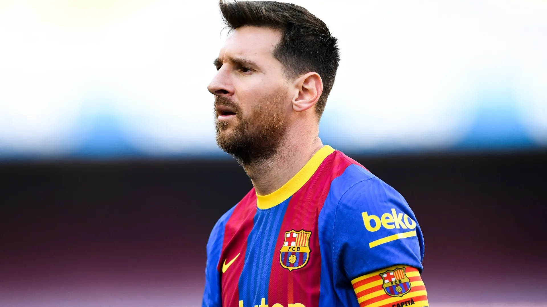 Lionel Messi, do FC Barcelona, ​​observa durante a partida da La Liga Santander.