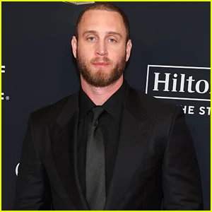 O filho de Tom Hanks, Chet Hanks, diz que está preso na Colômbia sem passaporte americano: 'Liberte-me'