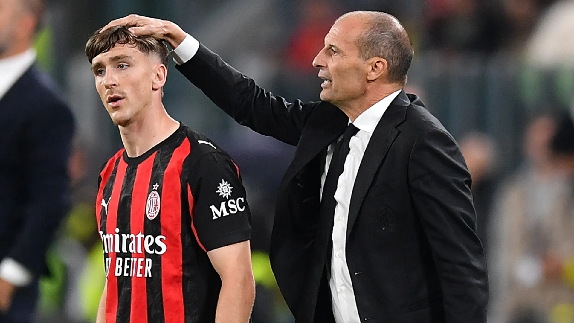 Alexis Saelemakers e Massimiliano Allegri, do AC Milan