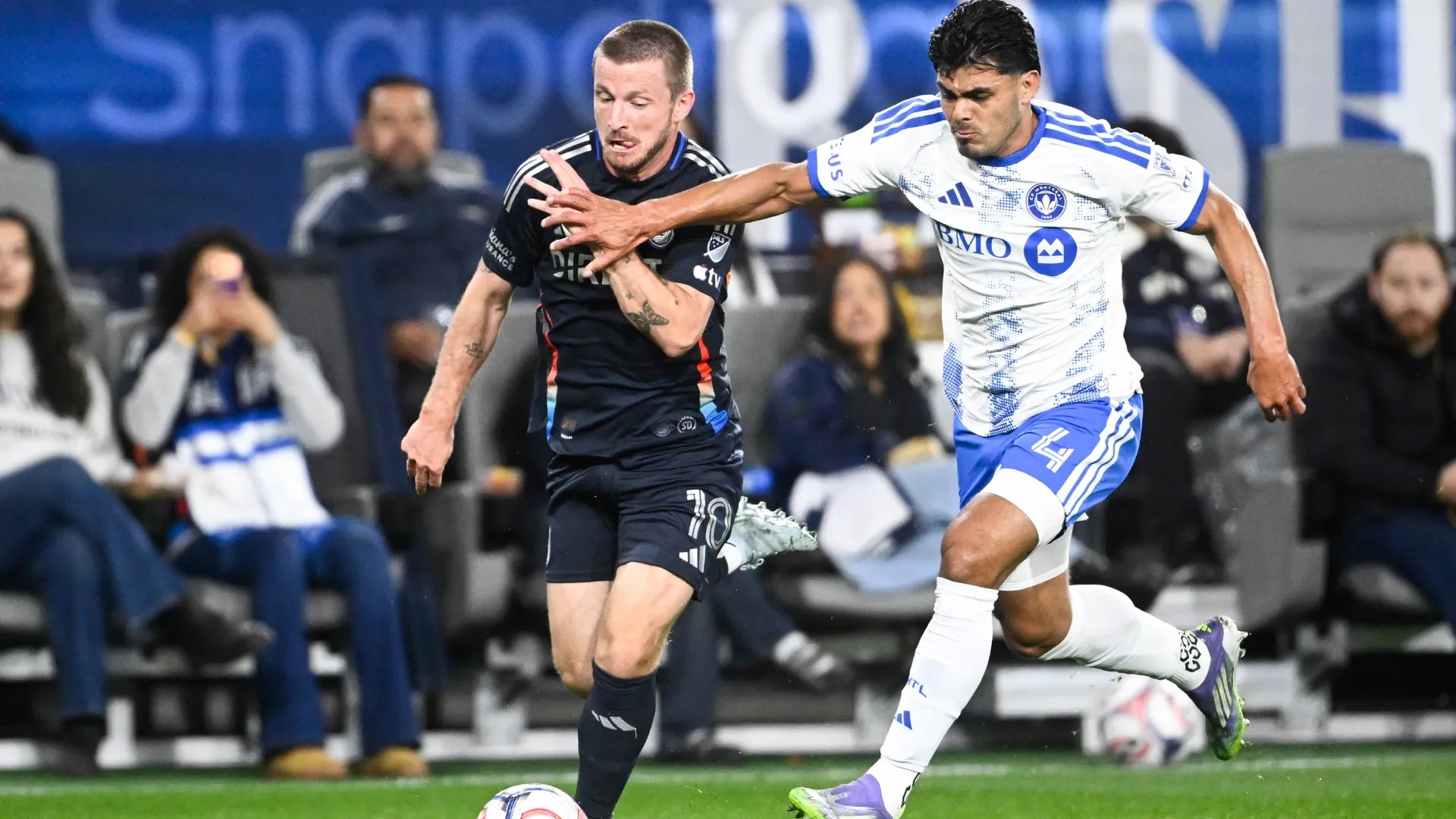 Anders Dreyer nº 10 do San Diego FC luta pela bola com Brayan Vera nº 4 do CF Montréal.