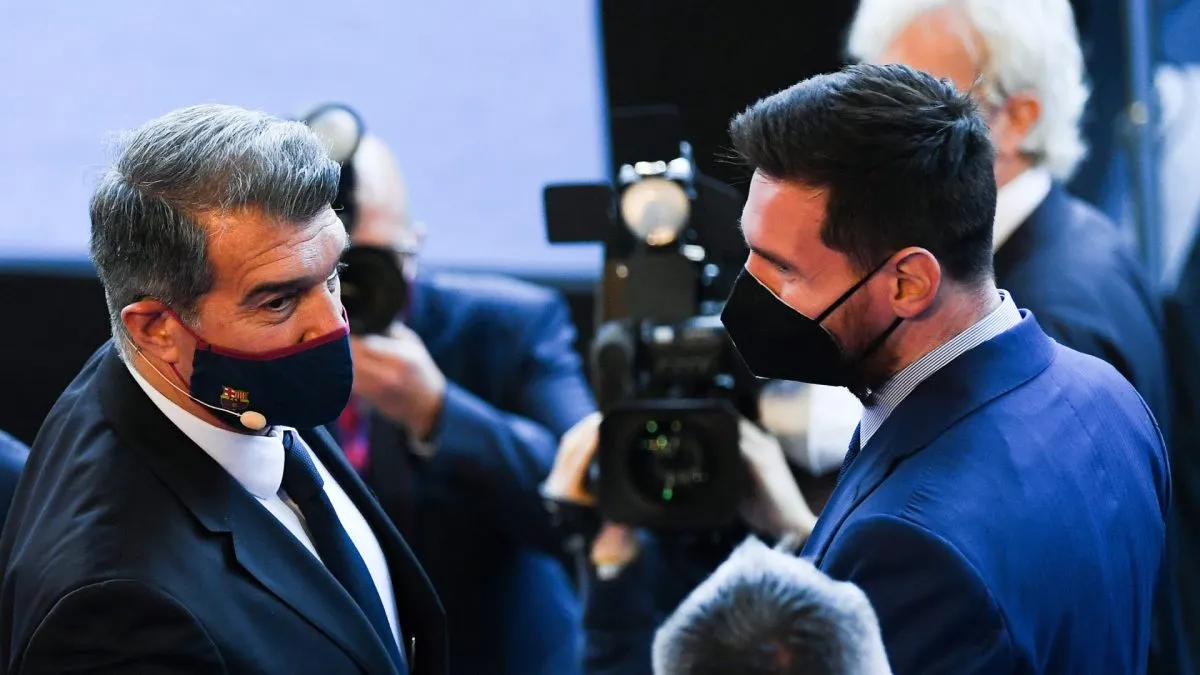 O novo presidente do FC Barcelona, ​​Joan Laporta, e Lionel Messi do FC Barcelona falam durante a posse oficial do presidente do FC Barcelona no Camp Nou em 17 de março de 2021 em Barcelona, ​​Espanha.