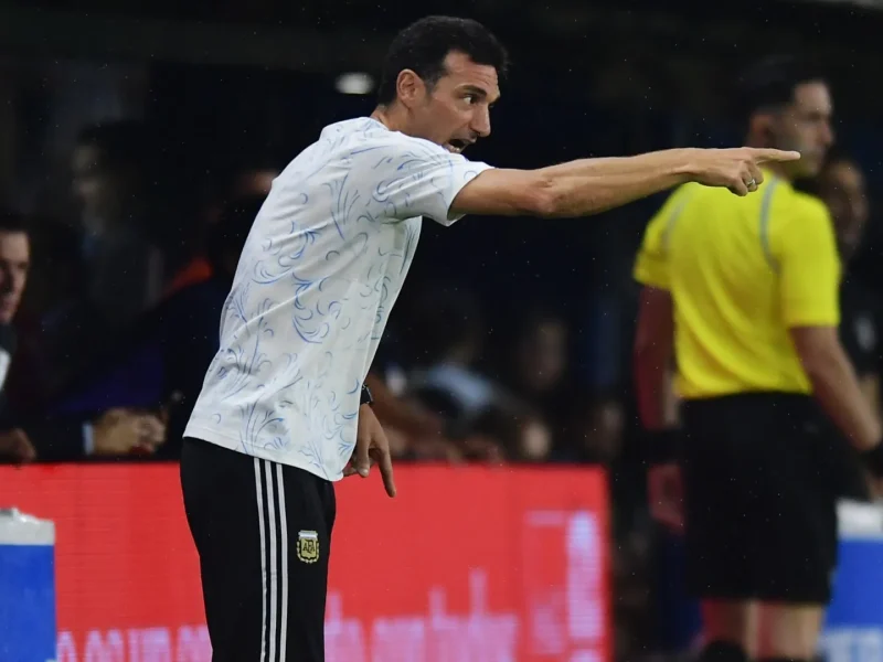 O técnico da Argentina, Lionel Scaloni, alerta que jogadores serão cortados com base no desempenho antes da seleção para a Copa do Mundo de 2026