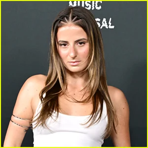 O valentão da escola primária de Natalie Jane pede desculpas por seu show no meio do show e traz flores para ela (vídeo)