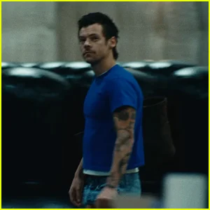 Obtenha exatamente as mesmas camisetas azuis e brancas de Harry Styles no vídeo de ‘American Girls’