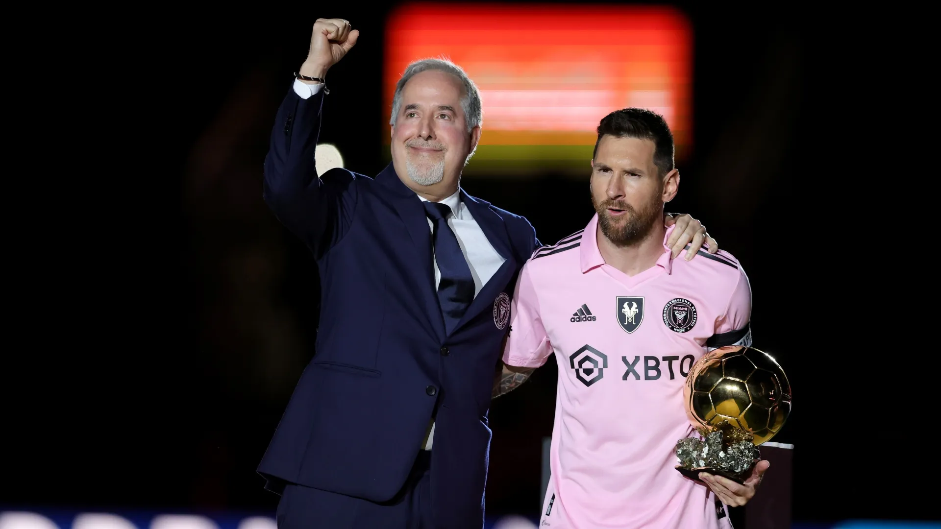 O dono do Inter Miami CF, Jorge Mas, comemora com Lionel Messi #10.