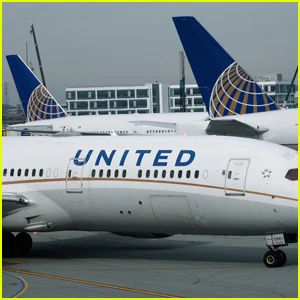 Passageiro relembra ‘sensação surreal’ de ‘correr para longe de avião em chamas’ depois que voo da United Airlines faz pouso de emergência