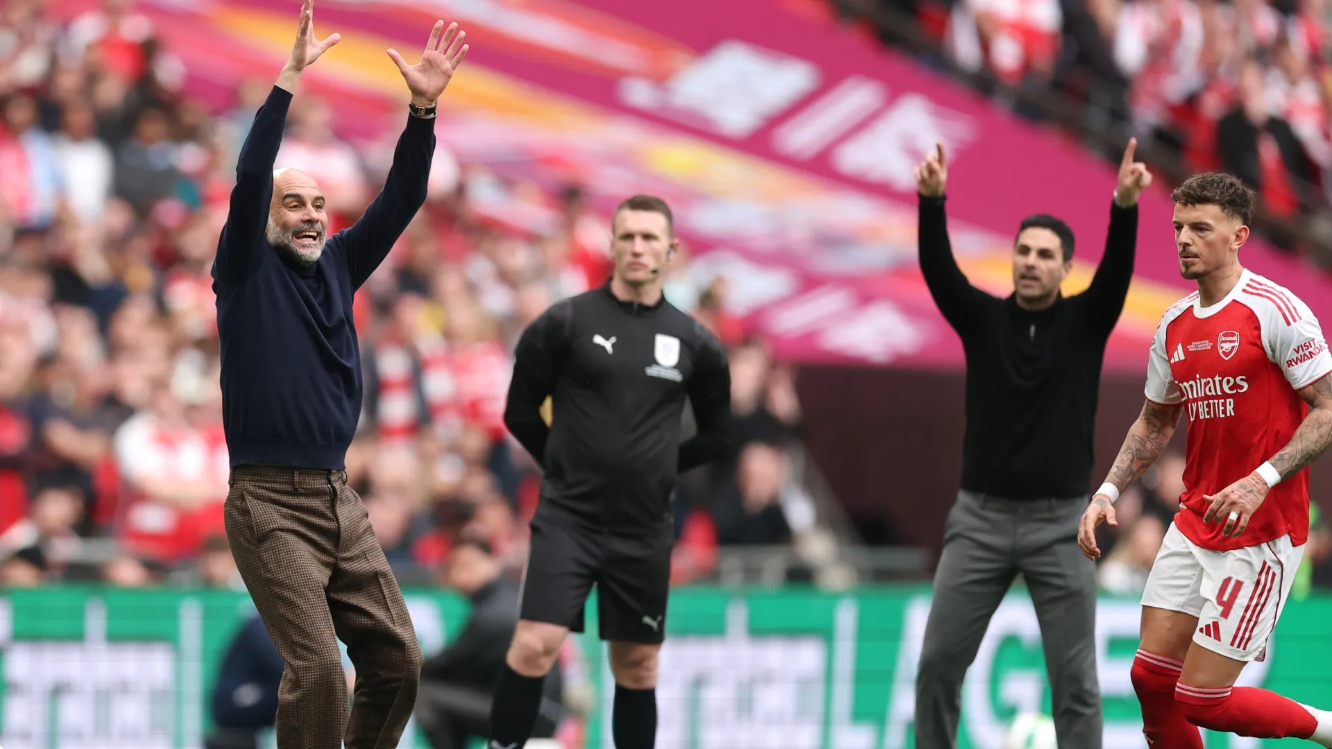Pep Guardiola, técnico do Manchester City e Mikel Arteta do Arsenal durante a final da Carabao Cup.