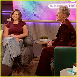 Pink explica por que ela se mudou para Nova York e a Broadway está envolvida!