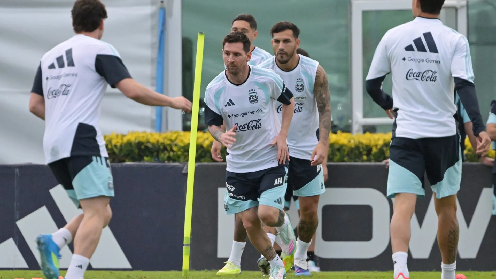 Lionel Messi, da Argentina, corre durante um treino.