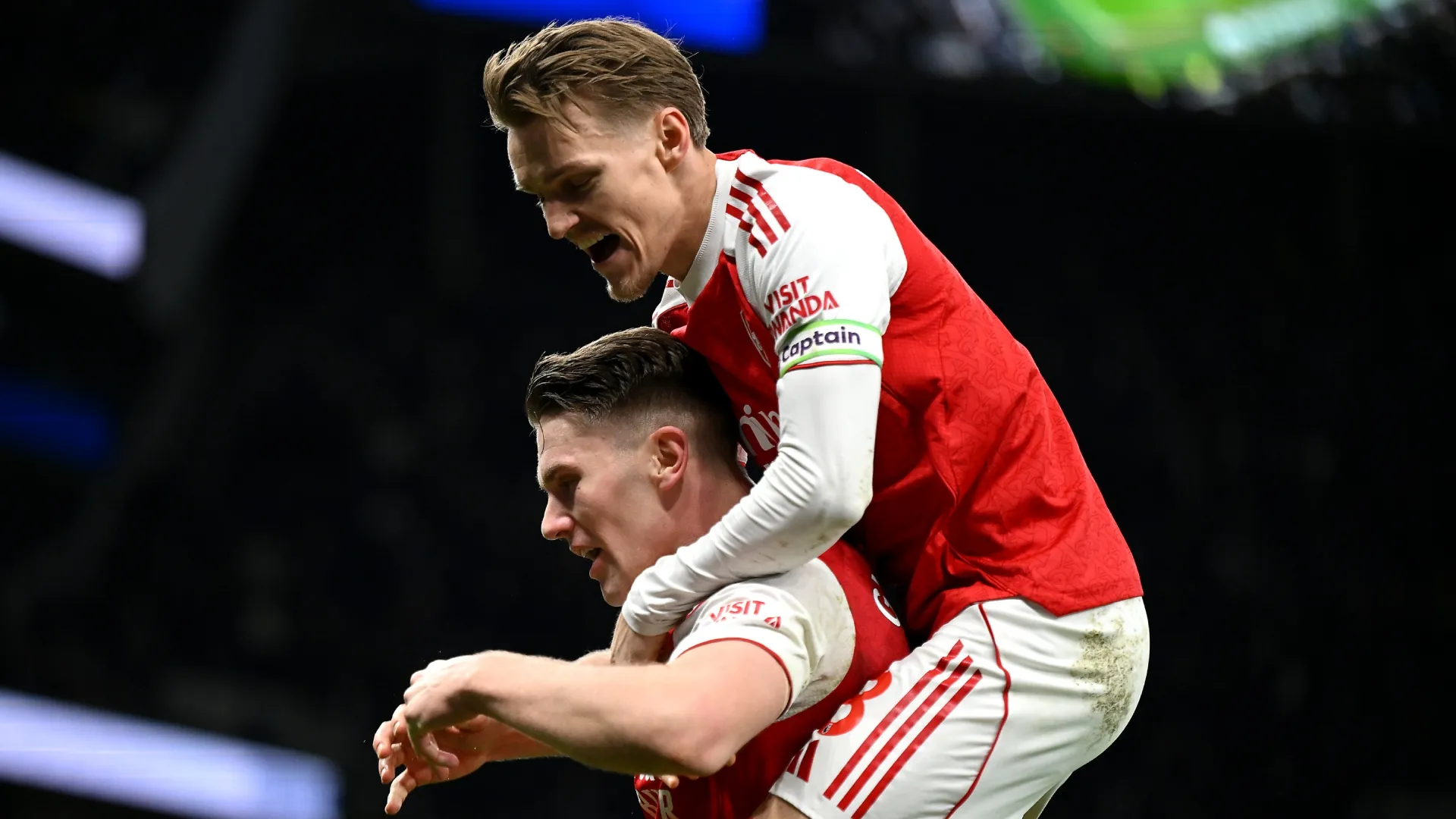 Viktor Gyoekeres, do Arsenal, comemora com o companheiro de equipe Martin Odegaard após marcar contra o Tottenham Hotspur.