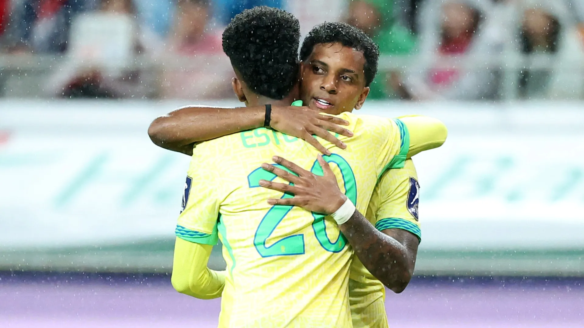 Rodrygo do Brasil (R) comemora com Estevão (L) após marcar pelo Brasil.