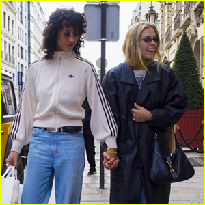 Reneé Rapp e sua namorada Towa Bird andam de mãos dadas durante um dia em Paris