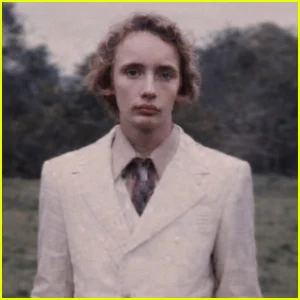 Restos encontrados enterrados sob os trilhos do trem, identificados quase 40 anos depois, levantando uma nova questão na investigação