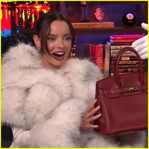 Rob Rausch apresenta Maura Higgins, co-estrela de 'The Traitors', com sua Birkin em 'WWHL' - assista agora!