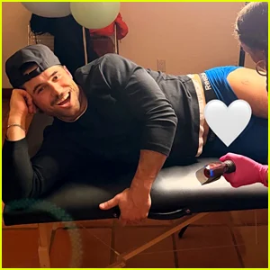 Robbie GK, do Heated Rivalry, mostra nova tatuagem na coxa enquanto posa de cueca