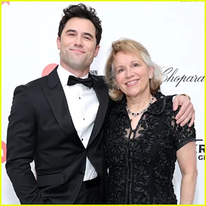 Robbie GK, do Heated Rivalry, traz a mãe como acompanhante para a festa do Oscar de Elton John e estreia visual barbeado