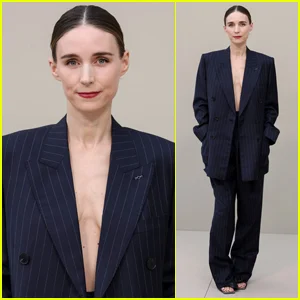 Rooney Mara faz topless sob o blazer no desfile da Givenchy em Paris