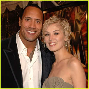 Rosamund Pike conta a história de como fazer 'Doom' com Dwayne Johnson e o chama de um dos 'piores filmes' já feitos