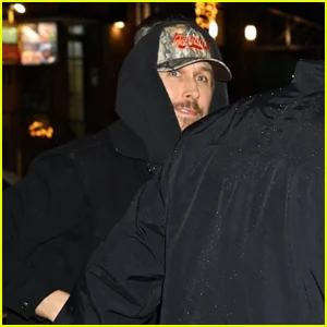Ryan Gosling sai para jantar com o elenco do 'Saturday Night Live' antes da apresentação neste fim de semana